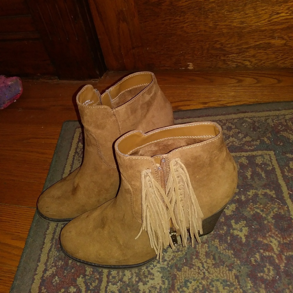 Adorable fringed tan boots